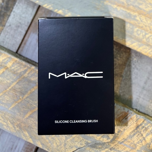 NIB ✶FREE✶ [MAC] Rechargeable Silicone Cleansing Brush | Free w/ $44 purchase! - Picture 3 of 13